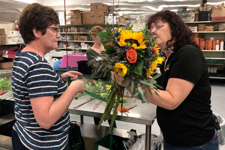 Wine & Design: Sunflower Bouquet/Boutonniere Class